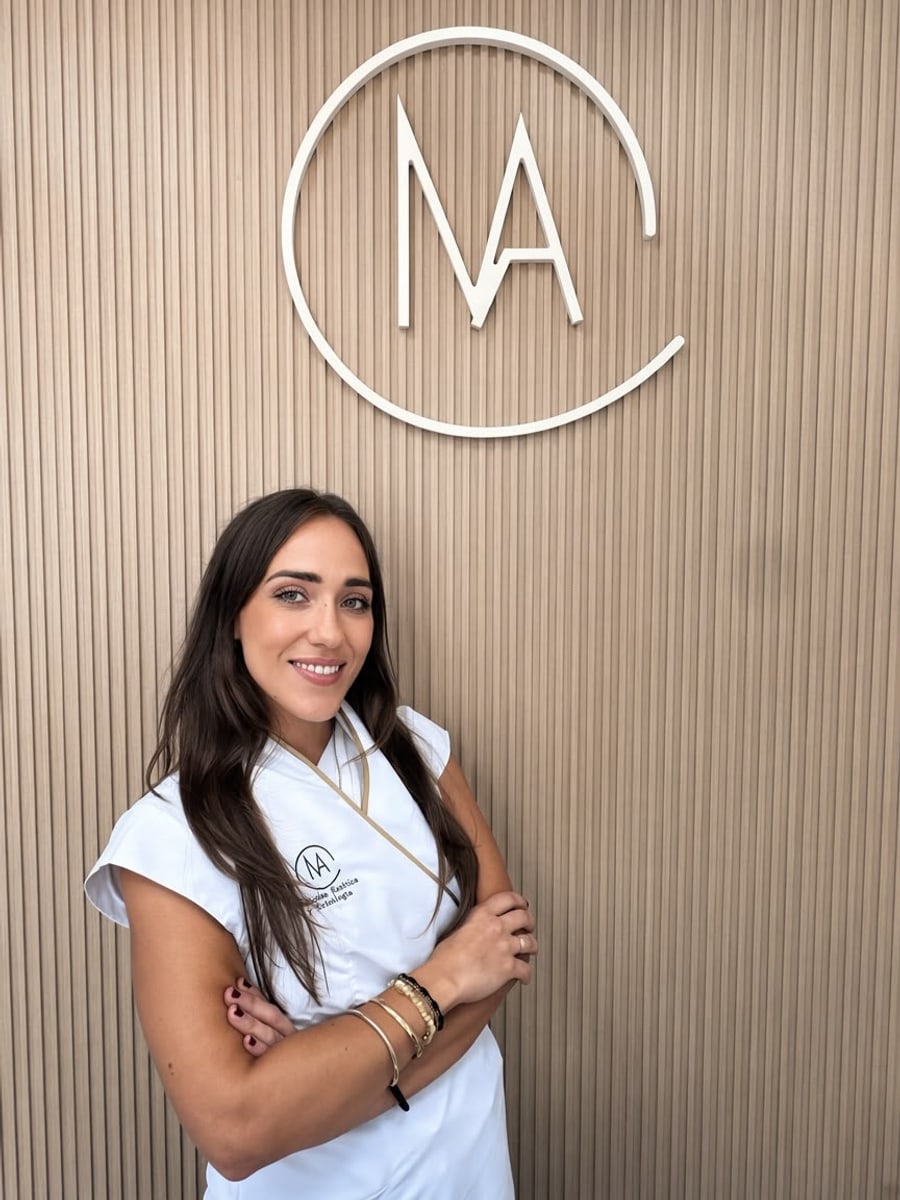 Laura Nieto, Auxiliar de enfermería y Técnico capilar de la clínica